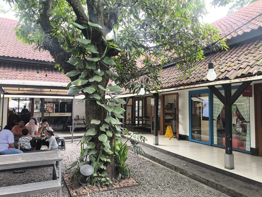 Halaman depan Baso Laswi dengan pohon rambat dan bangku taman